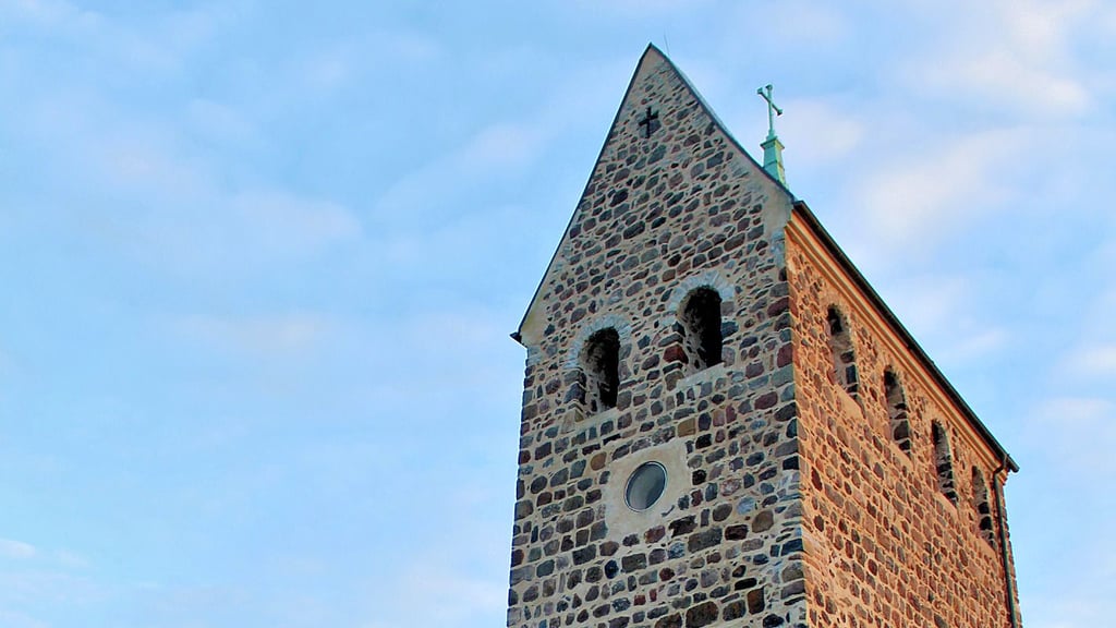 Im Turm der Kirche von Eichholz soll künftig eine Ausstellung zu Glasmalerei zu sehen sein. Das runde Fenster wird zu einem besonderen Glaskunstwerk.