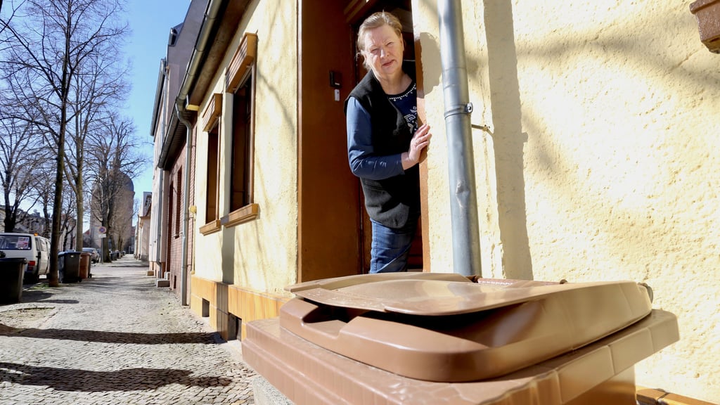 Die Bernburgerin Heidrun Simon mit der umstrittenen Biotonne.