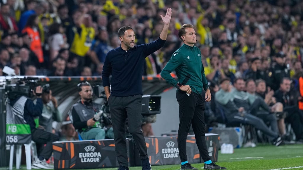 Domenico Tedesco (l) steht mit Fenerbahce Istanbul vor dem Aus in der Europa League. (Archivbild)
