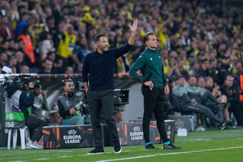 Domenico Tedesco (l) steht mit Fenerbahce Istanbul vor dem Aus in der Europa League. (Archivbild)