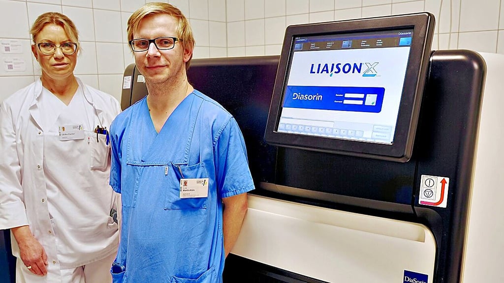 Endokrinologin Ulrike Fischer und Martin Külz ermöglichen mit neuer Labordiagnostik die schnelle Untersuchung von Hormonspiegeln im Klinikum Dessau.