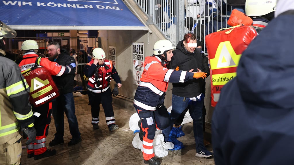 77 Polizisten wurden beim Zweitliga-Fußballspiel FCM gegen Dresden verletzt. Auch zahlreiche Fans mussten nach den schweren Krawallen  am 24. Januar 2026 verarztet werden.