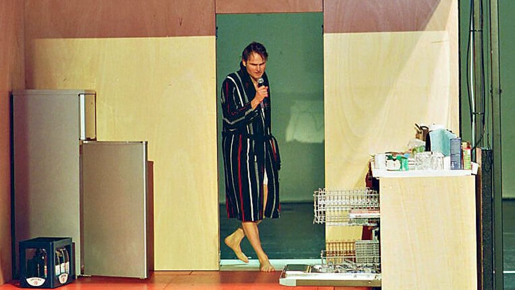 Fabian Hinrichs in „Irgendetwas ist passiert“ an der Volksbühne Berlin