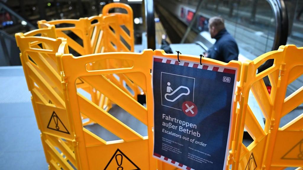 Am Berliner Hauptbahnhof steht derzeit ein Großteil der Rolltreppen still.