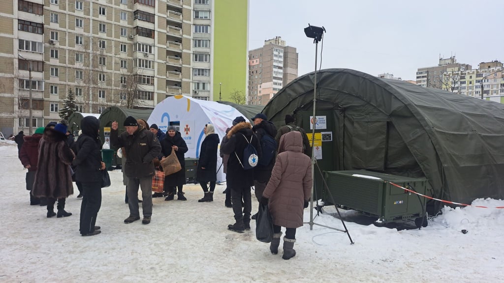 Ukrainische Behörden arbeiten mit internationalen Hilfsorganisationen zusammen, um von Heizungsausfällen betroffenen Menschen zu helfen. (Archivbild)