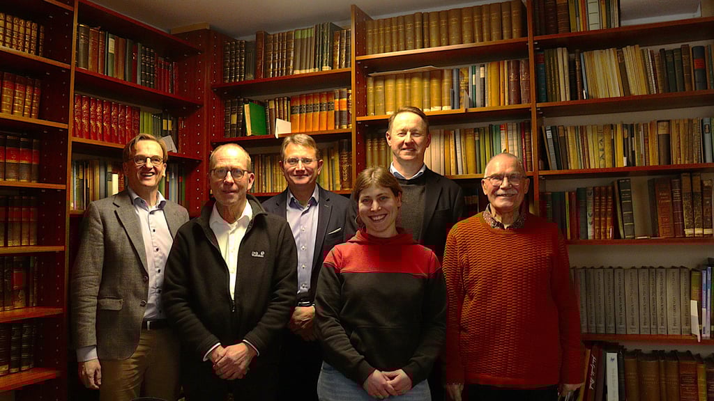 Georg Heine, Rüdiger Becker, Christian Mokosch, Susanne Bursch, Stefan Schmidt, Jürgen Jüling (von links) sind der Vorstand des Förderkreises. Sie stehen vor der bedeutenden Fachbibliothek, deren Grundstein ebenso auf den Gründer des Halberstädter Heineanums zurückgeht wie die wertvolle Sammlung.