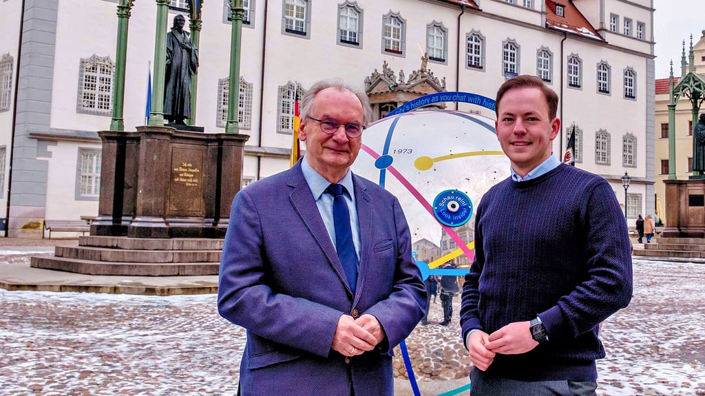 Reiner Haseloff und Nico Elsner auf dem Marktplatz ihrer Heimatstadt Wittenberg