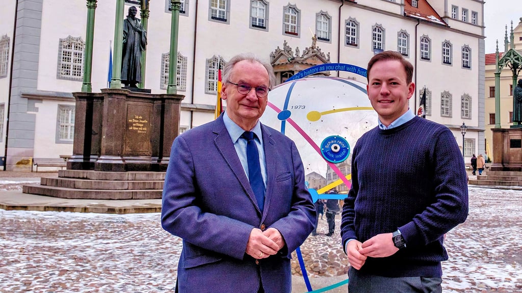 Reiner Haseloff und Nico Elsner auf dem Marktplatz ihrer Heimatstadt Wittenberg. Nach seinem Rücktritt als Ministerpräsident ist Haseloff jetzt wieder einfacher Landtagsabgeordneter für Wittenberg.&nbsp;
