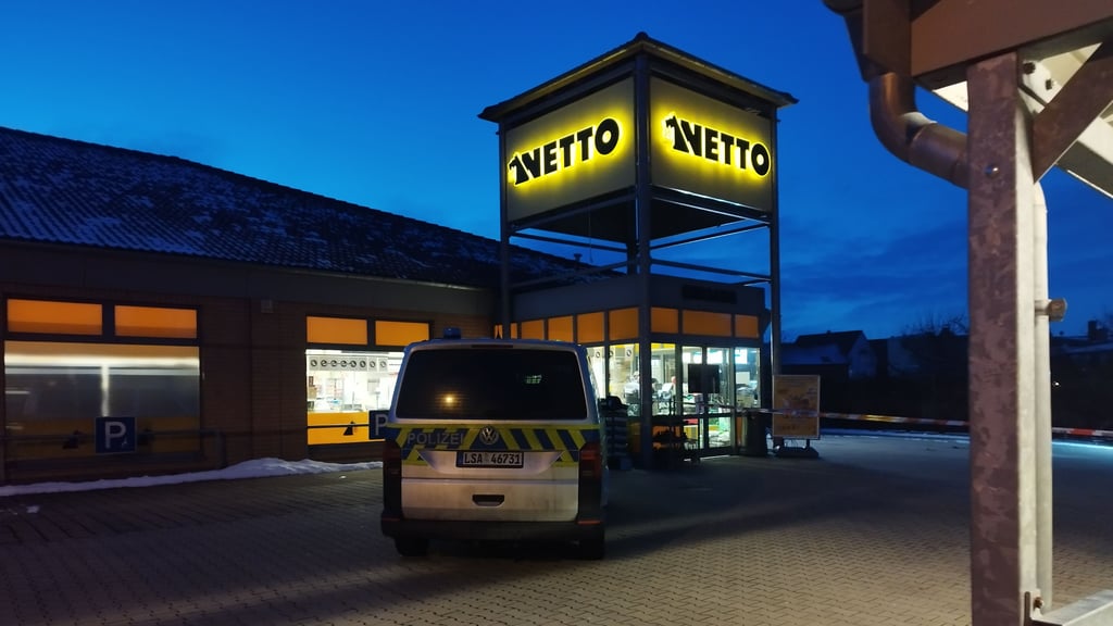 Polizeieinsatz vor Netto Gardelegen: Ein Unbekannter hatte einen Kassierer mit einem Messer bedroht.