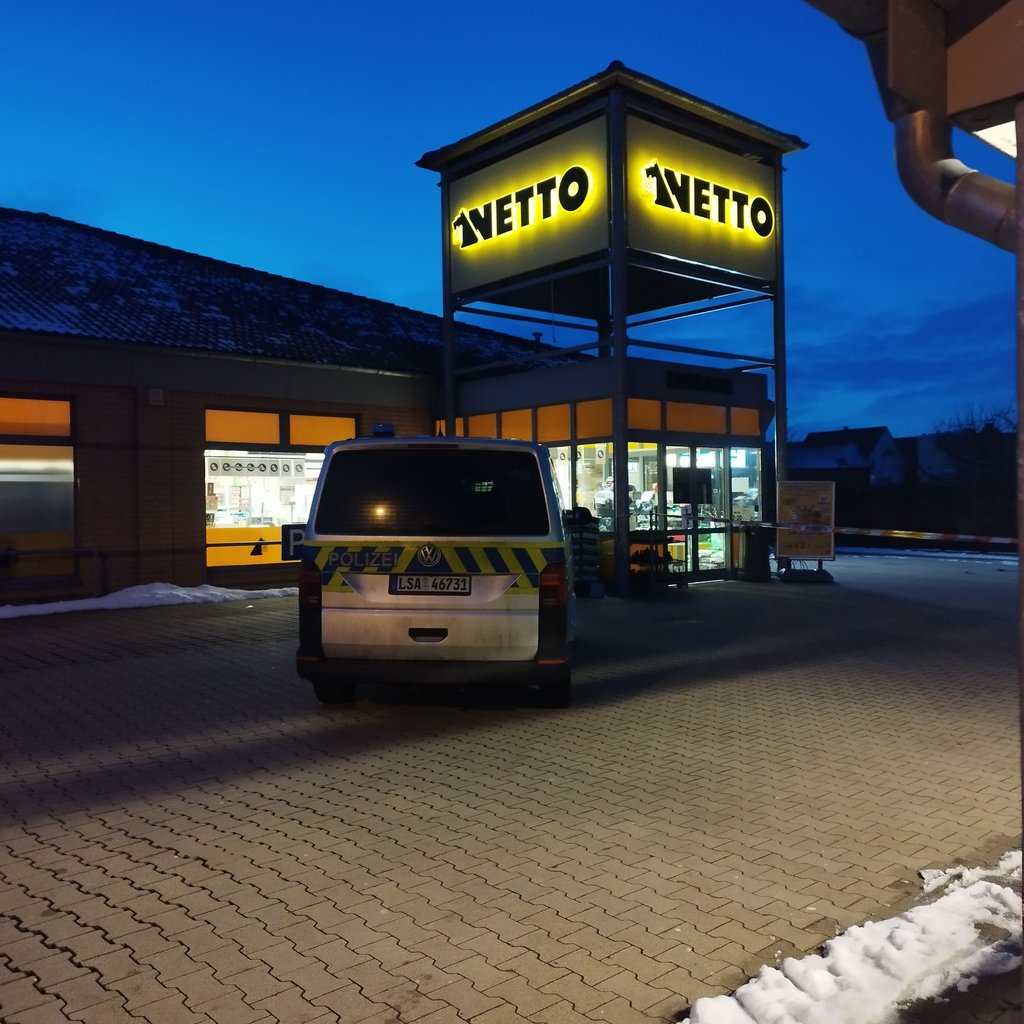 Polizeieinsatz vor Netto Gardelegen: Ein Unbekannter hatte einen Kassierer mit einem Messer bedroht.