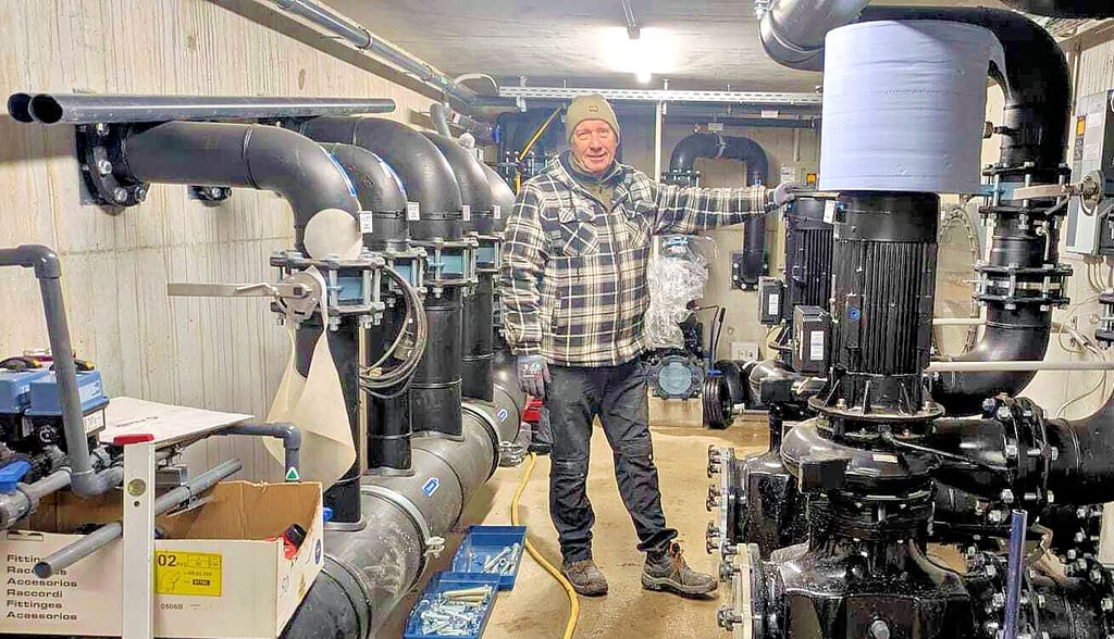 Betriebsleiter Chris Nicolai freut sich über die ganze neue Technik im Stadtbad. 