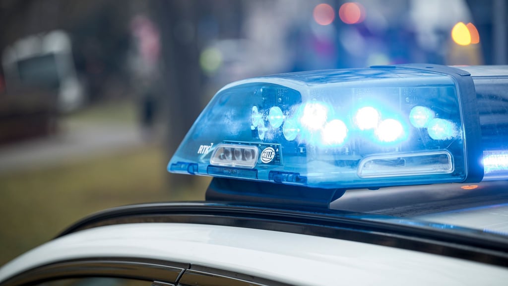 Bei einem Unfall auf einem Netto-Parkplatz in Aschersleben ist ein Mann schwer verletzt worden.