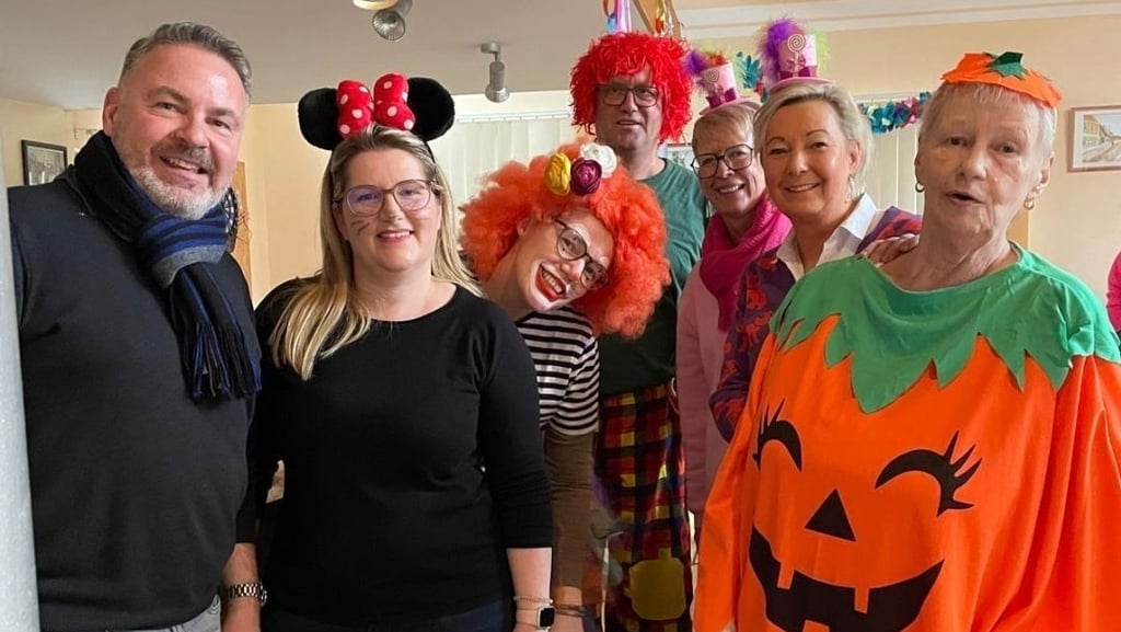 Bis auf den Verbandsgemeinde-Bürgermeister Michael Stöhr (l.) waren auch die erwachsenen Partybesucher bei der Feier in Egeln-Nord mit einem Kostüm erschienen. 