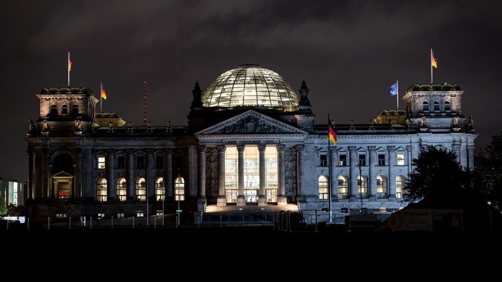 Im Reichstagsgebäude läuft derzeit ein großer Feuerwehreinsatz. (Archivbild)