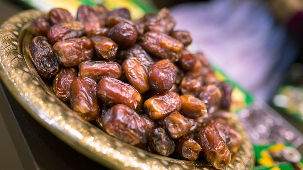 Datteln sind sehr energiereich und lassen sich als süße Snacks hervorragend mit Nüssen und Kokosraspeln vermischen.