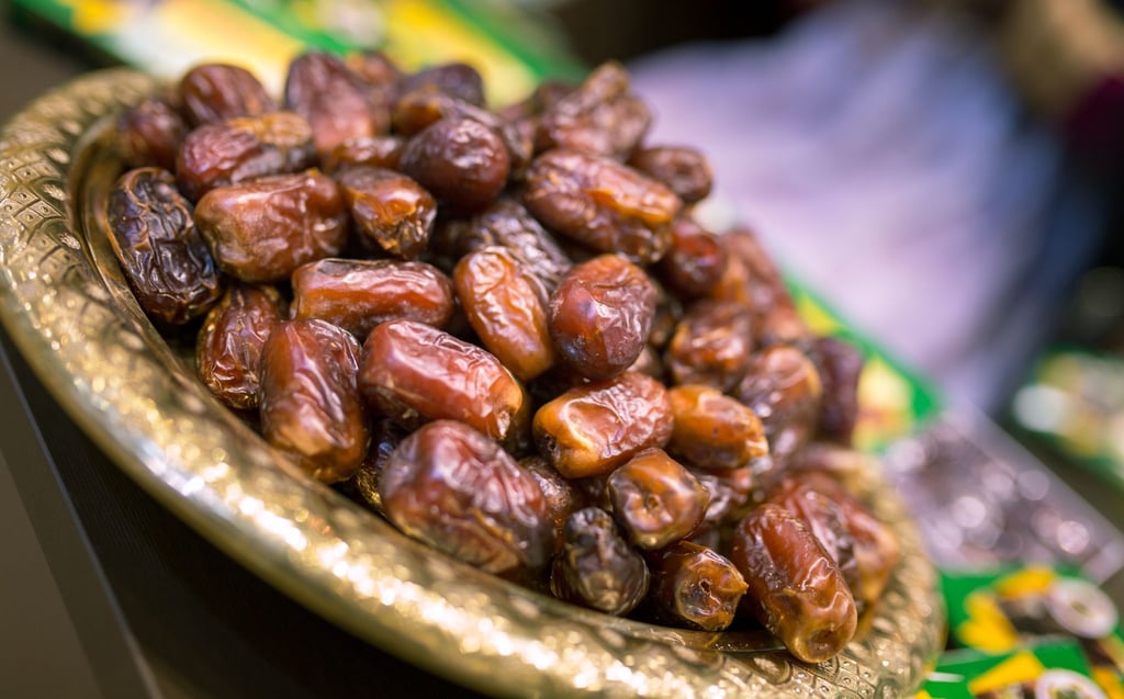 Datteln sind sehr energiereich und lassen sich als süße Snacks hervorragend mit Nüssen und Kokosraspeln vermischen.