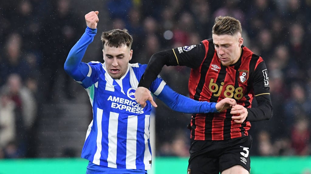 Brajan Gruda (l.) im Zweikampf mit Adrien Truffert vom FC Bournemouth.