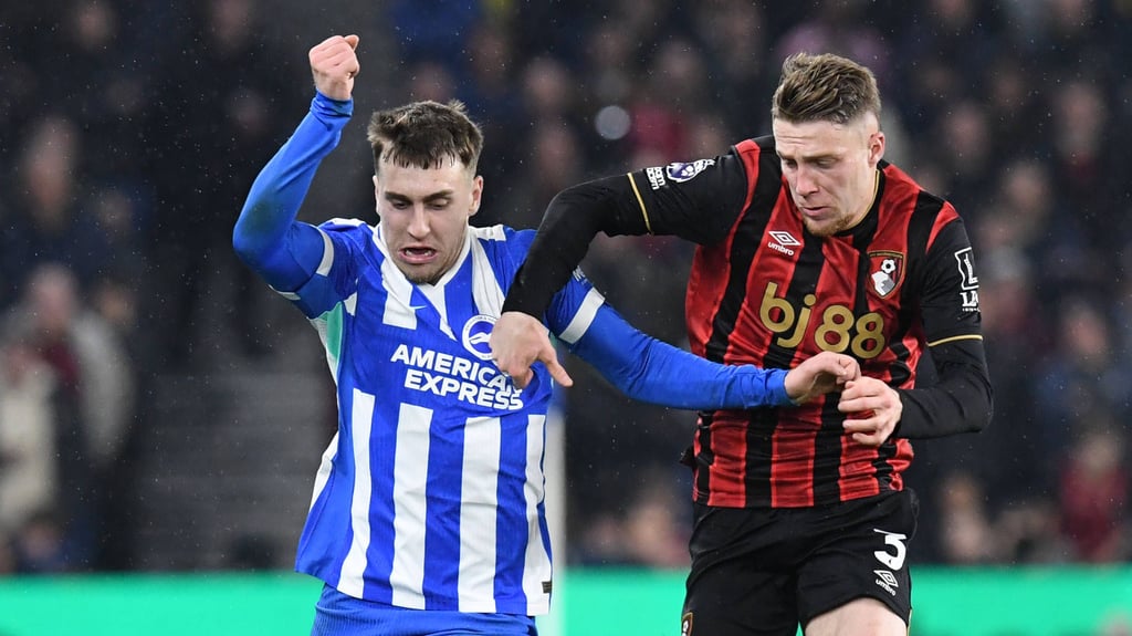 Brajan Gruda (l.) im Zweikampf mit Adrien Truffert vom FC Bournemouth.