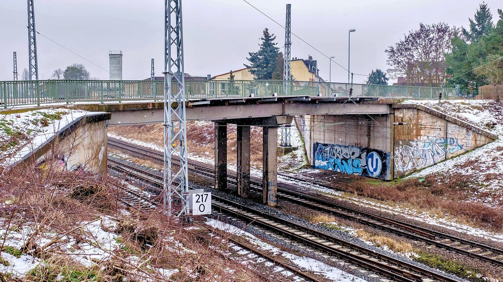 Die Eisenbahnbrücke in der Coswiger Geschwister-Scholl-Straße ist bereits seit 2018 für motorisierten Verkehr voll gesperrt. 