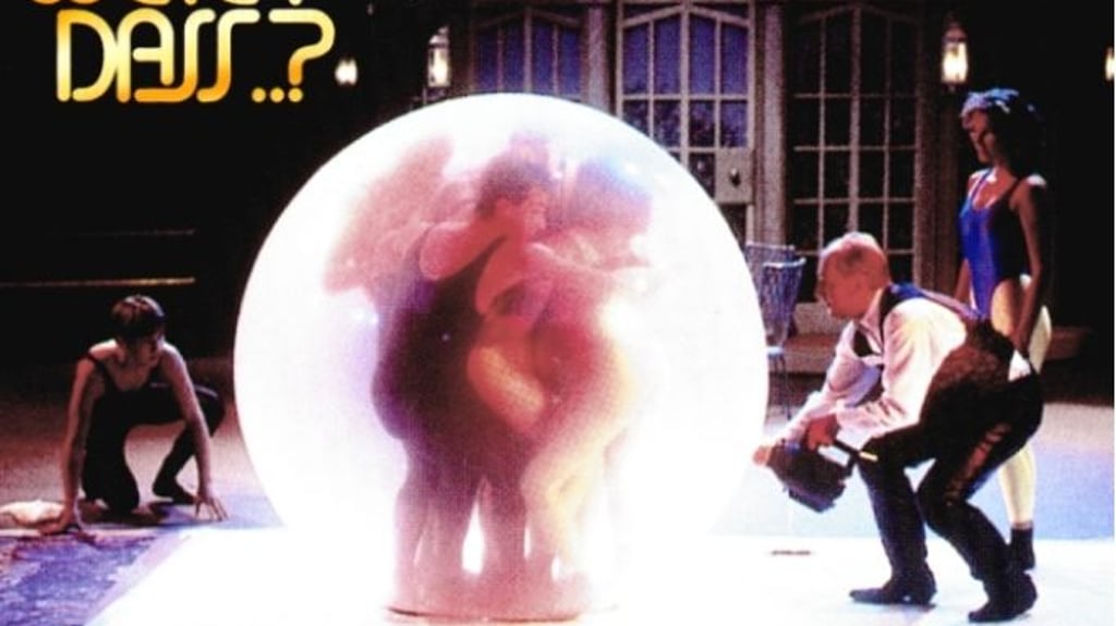 Ralf Schüler bei seinem großen Auftritt: Der Dessauer „verpackte“ acht Menschen in einen zwei Meter großen Ballon.