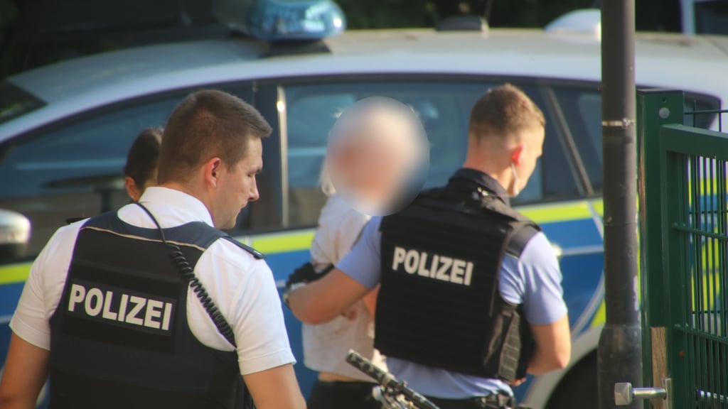 Festnahme nach der Tat: Polizisten führen am 9. August 2025 die Frau ab, die sich jetzt wegen Totschlags vor dem Landgericht Halle verantworten muss.