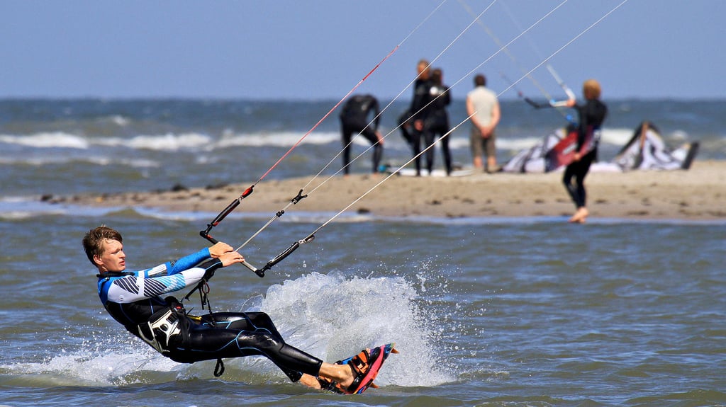  Kitesurfen auf dem Geiseltalsee lehnt der Nabu ab, während Bootsverleiher die geplanten Regeln  dafür unnötig finden.