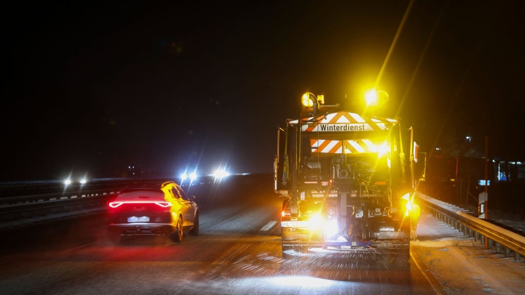 Es könne erhebliche Einschränkungen im Berufsverkehr geben, schrieb der Wetterdienst.