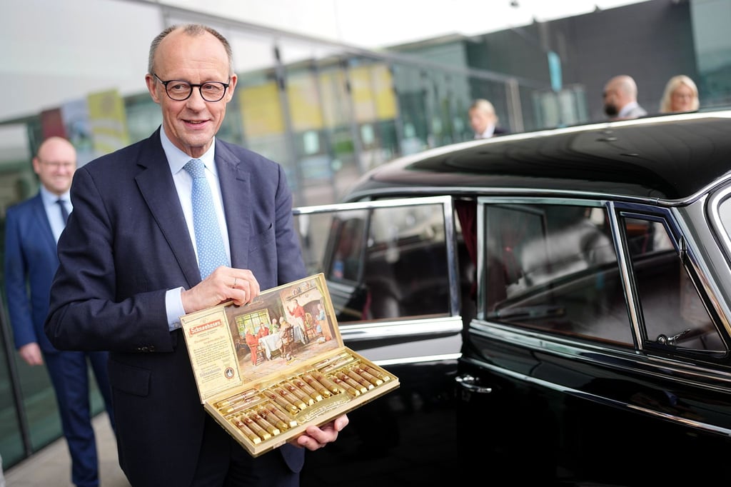 Kanzler und CDU-Chef Friedrich Merz inspiziert vor dem CDU-Parteitag in Stuttgart eine Limousine, wie sie der erste Kanzler Konrad Adenauer (CDU) zuletzt als Dienstkarosse genutzt hatte.
