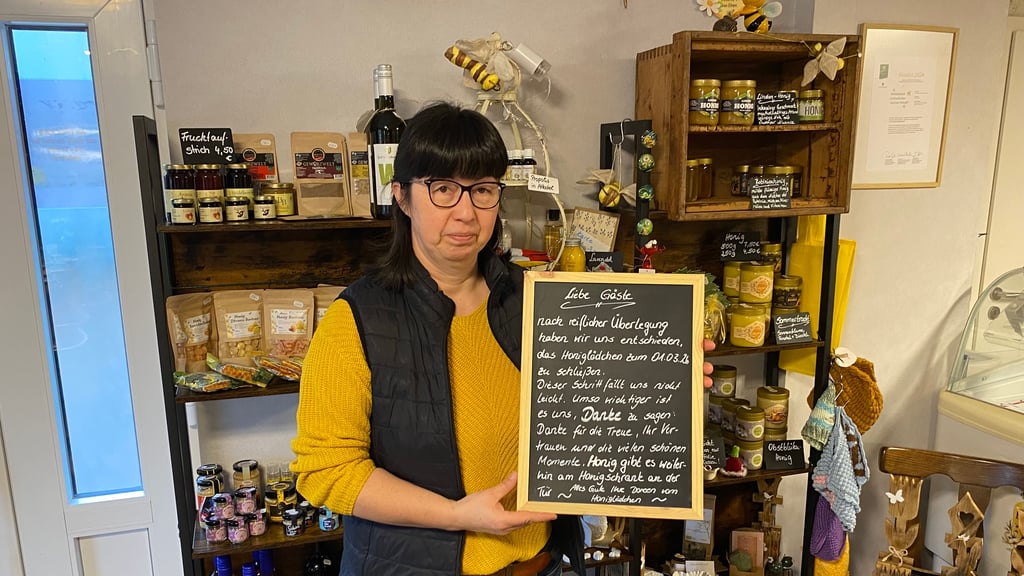 Doreen Kohrt bedankt sich bei den Gästen des Honiglädchens für die Treue. Ende des Monats schließt das Café in Zerben an der Elbe.