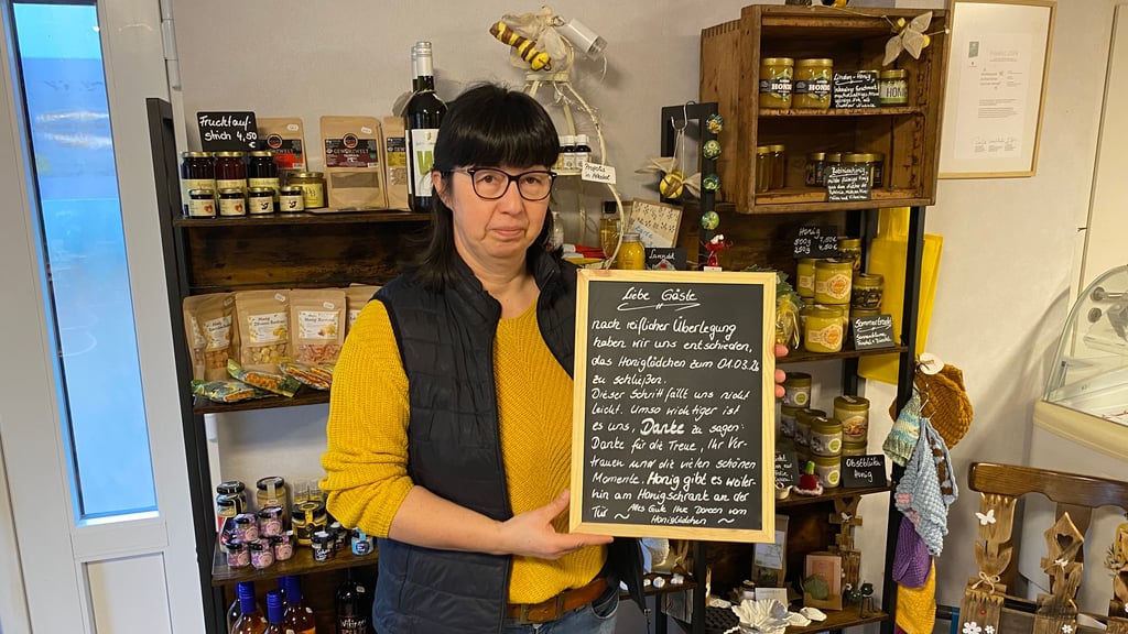 Doreen Kohrt bedankt sich bei den Gästen des Honiglädchens für die Treue. Ende des Monats schließt das Café in Zerben an der Elbe.