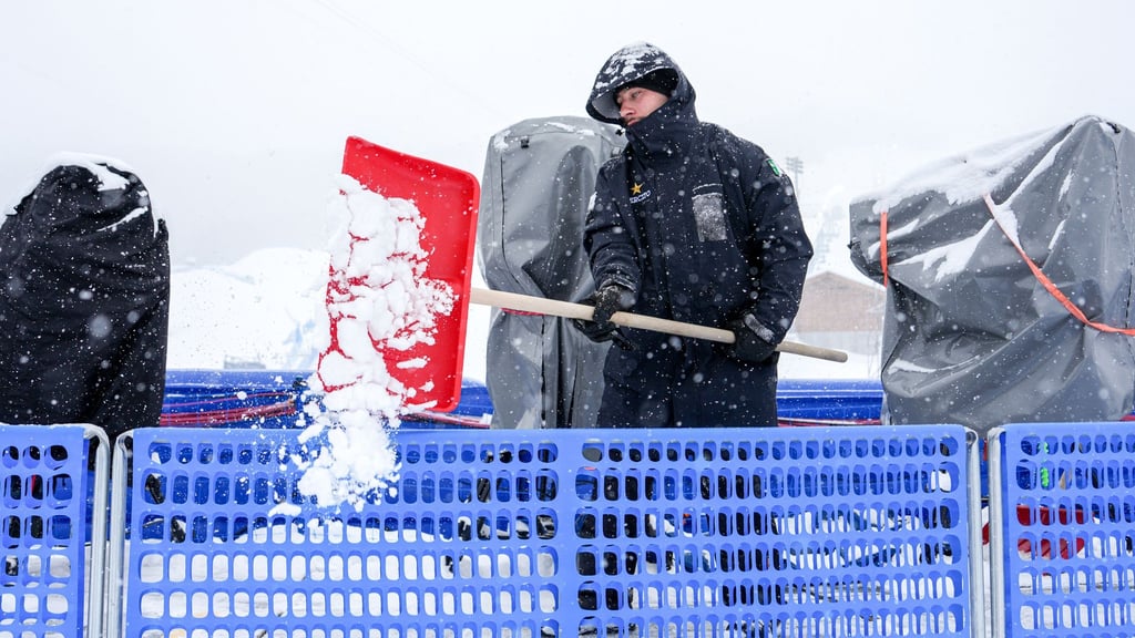 Heftiger Schneefall wirbelt bei den Winterspielen den Zeitplan in Livigno durcheinander.