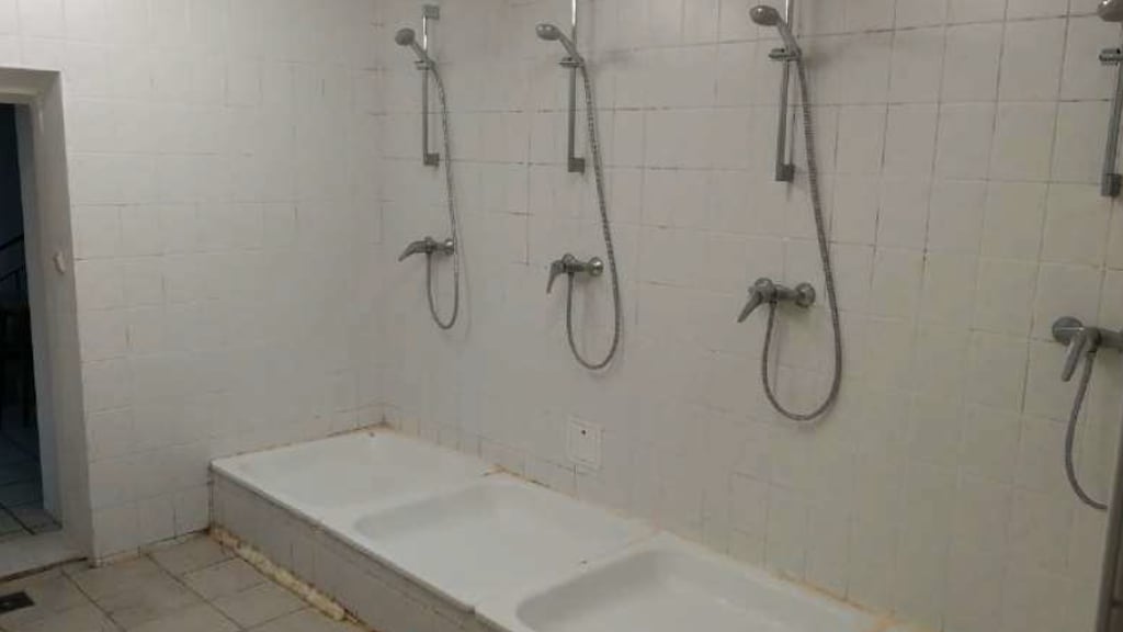 Das Sportzentrum Lüttgenrode vor dem Baustart: Das Sportzentrum wird komplett entkernt und erhält neue Duschen.