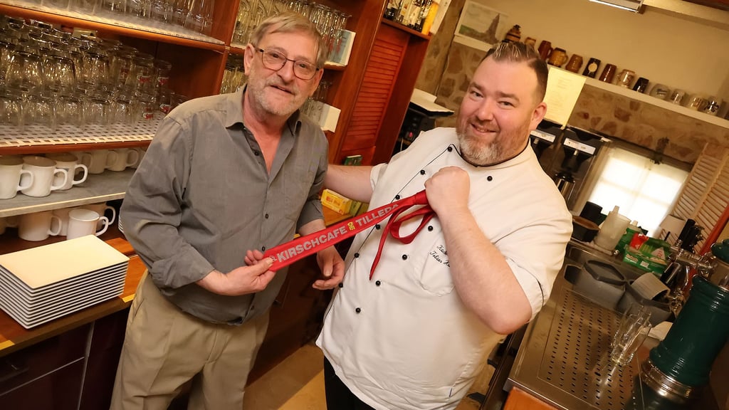 Frank Meyer (l.) hat die Geschäfte des Kirschcafés in Tilleda an den Küchenmeister Tobias Huske abgegeben - ist aber der Gastronomie dennoch noch mit Herz und Seele verbunden.