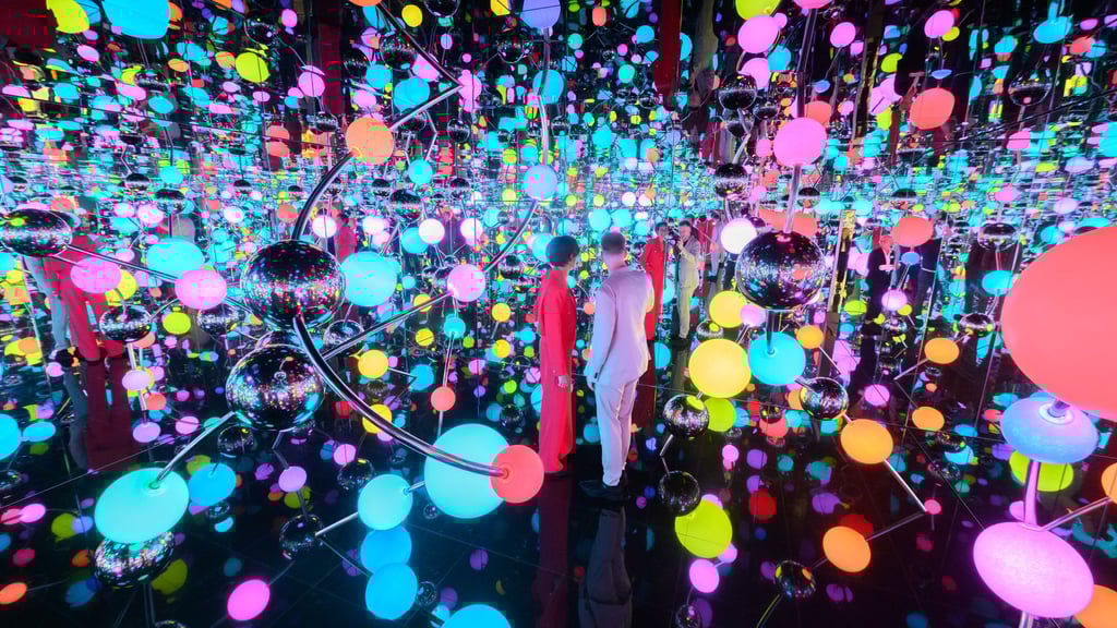 Einer der Höhepunkte der Ausstellung „Niki.Kusama.Murakami. Love you for infinity“: Der begehbare „unendliche Spiegelraum“ von Yayoi Kusama.