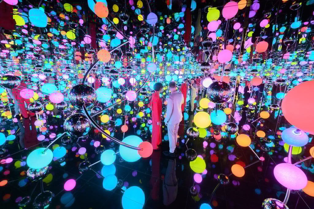 Einer der Höhepunkte der Ausstellung „Niki.Kusama.Murakami. Love you for infinity“: Der begehbare „unendliche Spiegelraum“ von Yayoi Kusama.