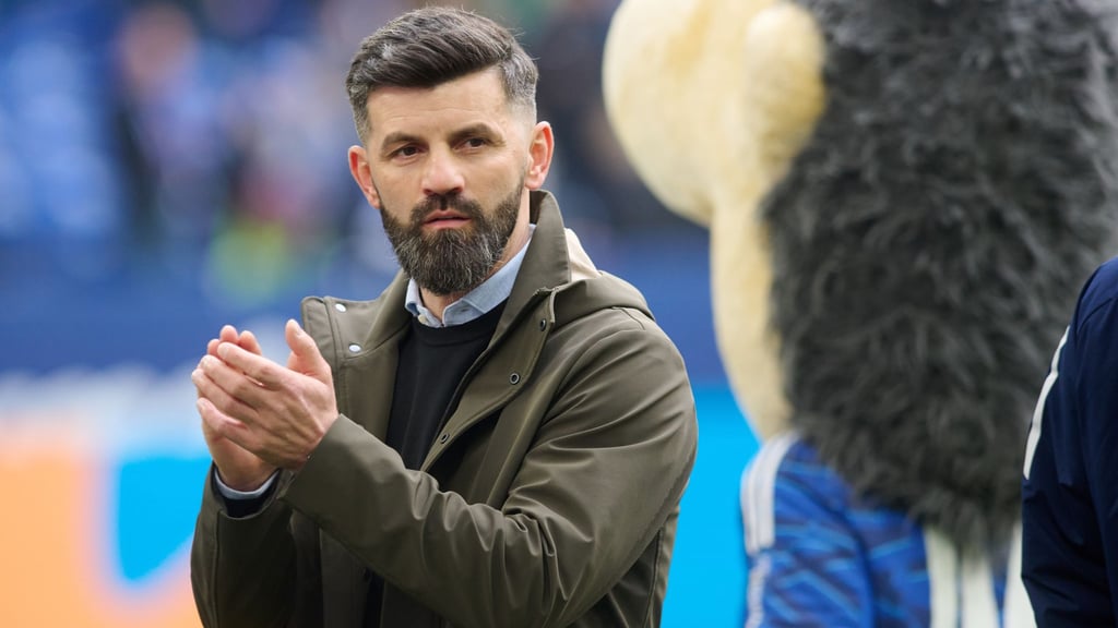 Schalkes Trainer Miron Muslic warnt vor einem herausfordernden Spiel gegen auswärtsstarke Magdeburger (Archivbild).