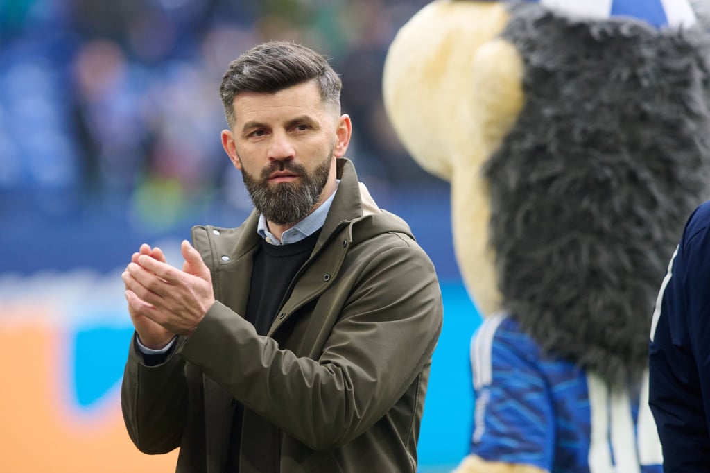 Schalkes Trainer Miron Muslic warnt vor einem herausfordernden Spiel gegen auswärtsstarke Magdeburger (Archivbild).
