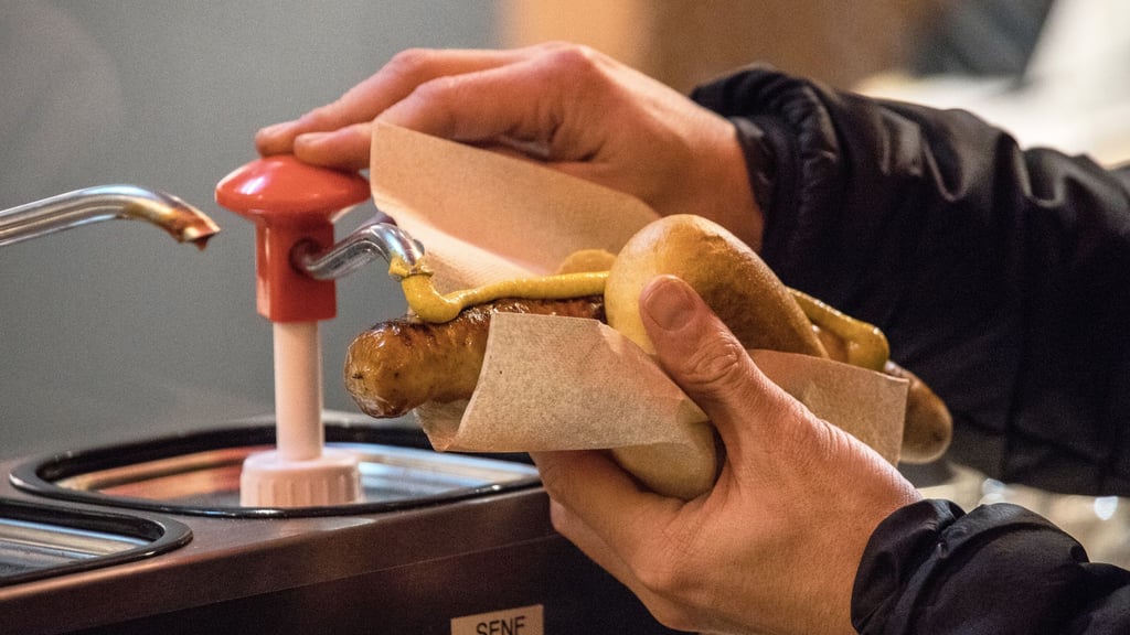 Mhh, noch etwas Senf! Mitgebrachte Speisen sind in der Regel erlaubt, das gilt auch für Bratwurst.
