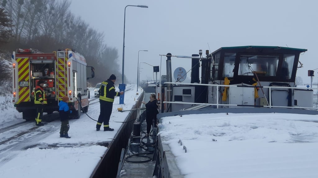 Die Feuerwehr Calvörde hat gestrandete Schiffer mit Wasser versorgt.
