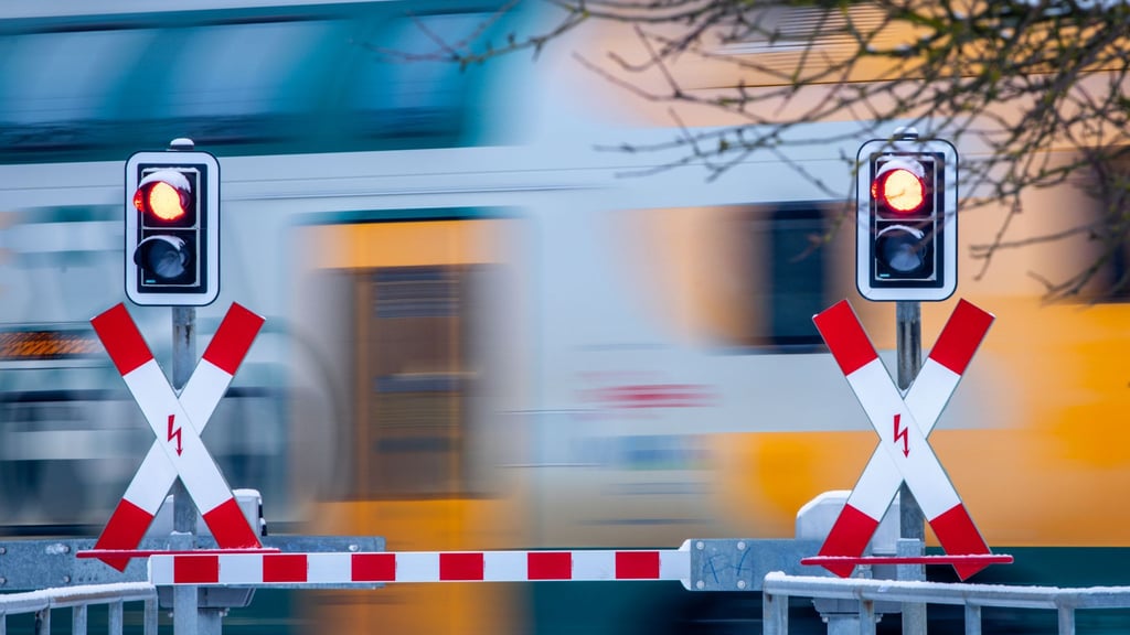 Wegen der verzögerten Bauarbeiten auf der Bahnstrecke Hamburg-Berlin beklagen Politiker eine Zumutung für Berufspendler im Nordwesten Brandenburgs. (Symbolbild)