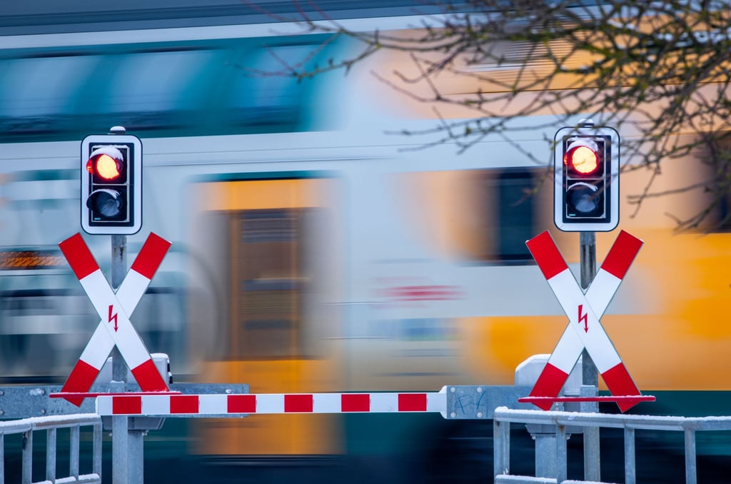 Wegen der verzögerten Bauarbeiten auf der Bahnstrecke Hamburg-Berlin beklagen Politiker eine Zumutung für Berufspendler im Nordwesten Brandenburgs. (Symbolbild)