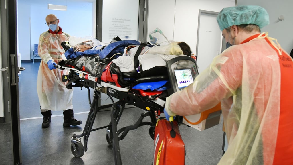 Eine Person wird zur Behandlung auf die Corona-Intensivstation des Krankenhauses Paul Gerhardt Stift gebracht. Zukünftig soll die Versorgung durch einen Umbau der Notaufnahme noch besser gesichert sein (Archivbild)