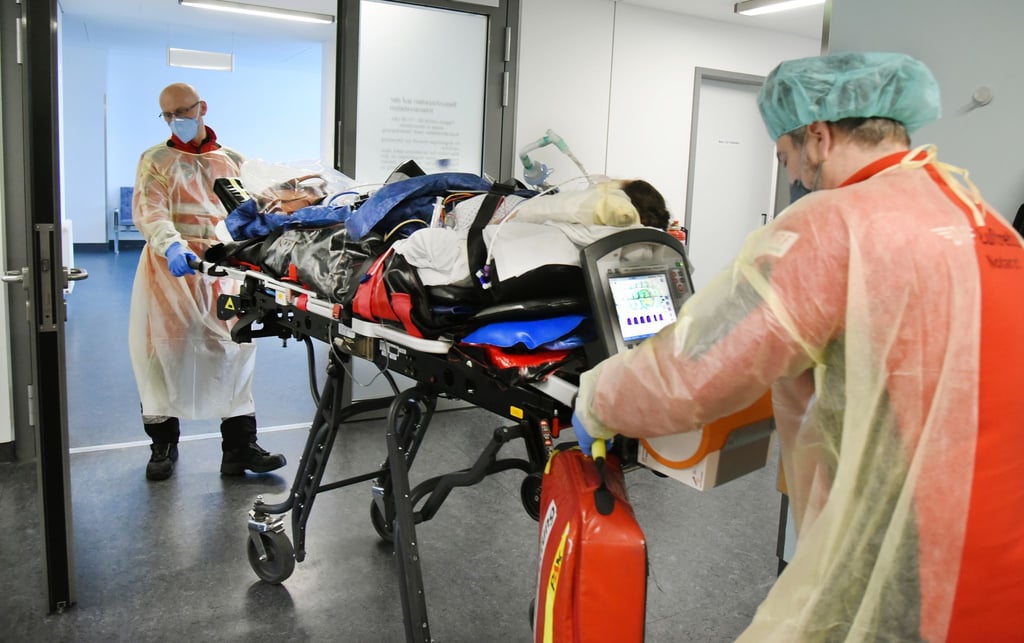Eine Person wird zur Behandlung auf die Corona-Intensivstation des Krankenhauses Paul Gerhardt Stift gebracht. Zukünftig soll die Versorgung durch einen Umbau der Notaufnahme noch besser gesichert sein (Archivbild)