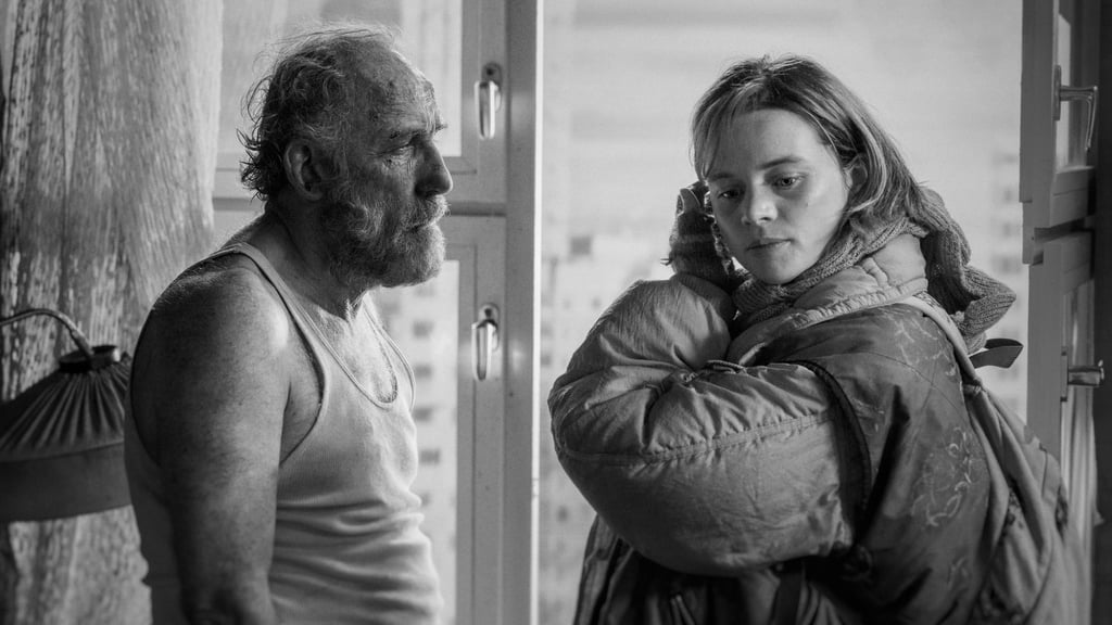 Karl Markovics und Luna Wedler in einer Szene des Films „Sie glauben an Engel, Herr Drowak?“.