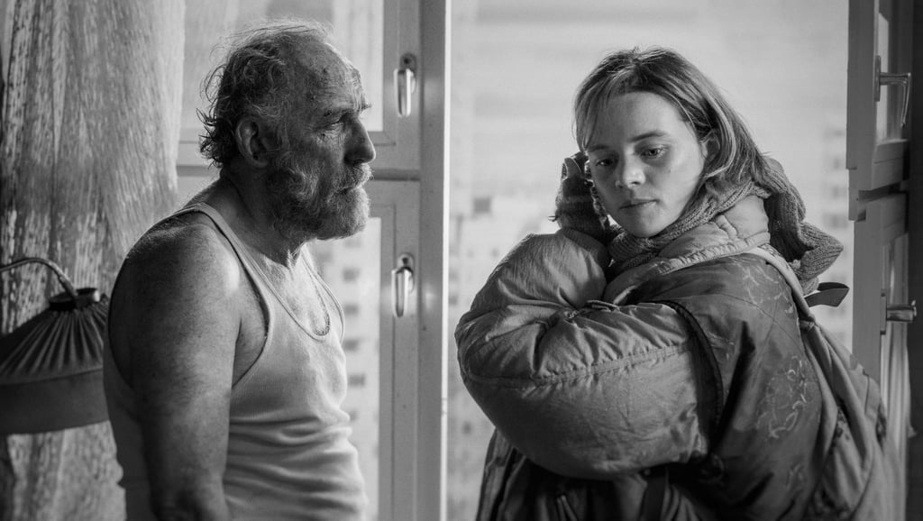 Karl Markovics und Luna Wedler in einer Szene des Films „Sie glauben an Engel, Herr Drowak?“.