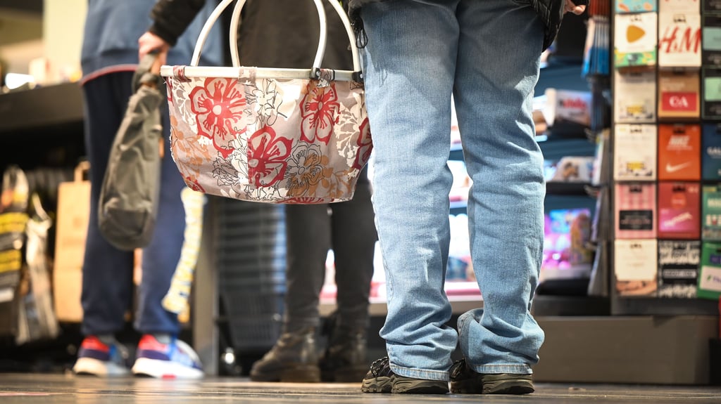Die Frau wurde von einem unbekannten Mann angesprochen und wollte helfen. 