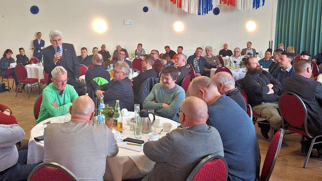 Landes-Energieminister Armin Willingmann (links) war beim Unternehmer-Frühstück in Klötze der Hauptredner. 