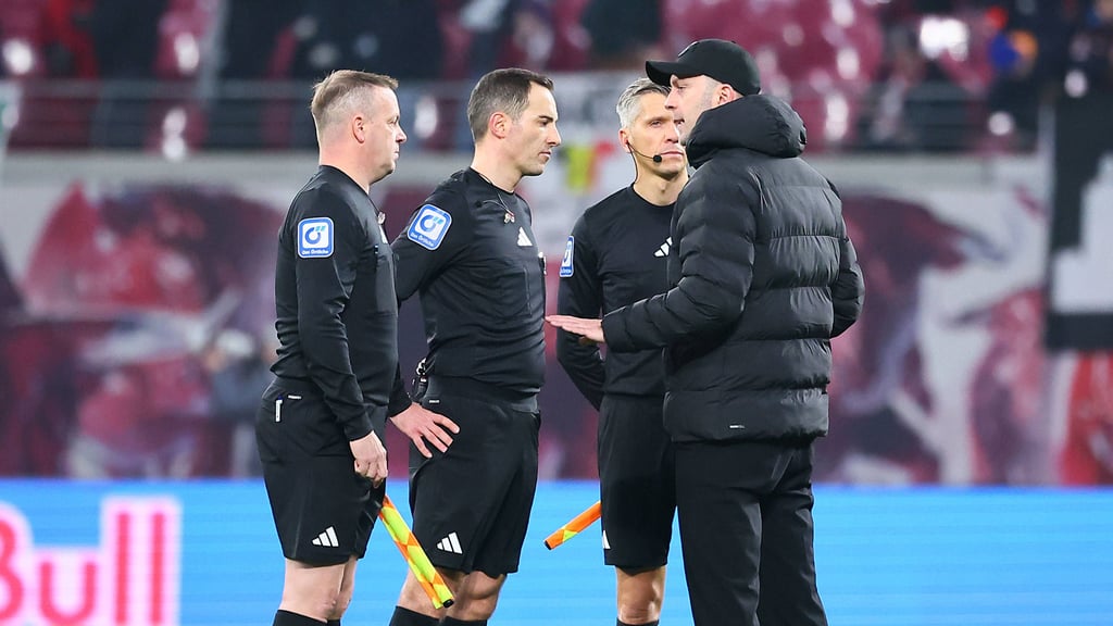 Benjamin Brand (2.v.l.) im Gespräch mit RB-Coach Ole Werner.