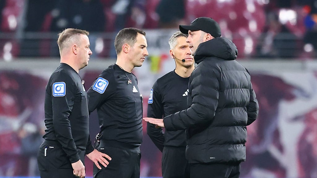 Benjamin Brand (2.v.l.) im Gespräch mit RB-Coach Ole Werner.