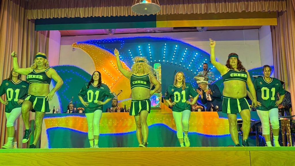 Musik, Stimmung und leichtbekleidete "Damen" beim Hörsinger Karneval.